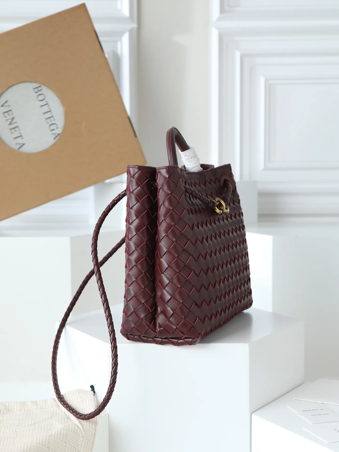 1550. Andiamo is shipping‼ ️Really popular🔥The new Andiamo woven handbag launched by Bottega Veneta this season is really popular all over the world! ! Celebrities at home and abroad have worn it, and Oscar-winning actress Michelle Yeoh has taken it out on the street. Song Jia, Trai Yala, Yu Feihong, Sanji Ayaka, Rosie Hunting-Whiteley, Yoshioka Riho, etc. have all worn this bag. It is classic and versatile and shows off your temperament, and the bag capacity is also large, which is very convenient for daily commuting! ! A variety of carrying methods, the shoulder straps can be adjusted by yourself, the original lambskin feels soft and delicate, and the unisex style breaks gender boundaries and brings a more practical and longer-lasting use experience. Andiamo, which has both elegant and casual styles, perfectly interprets the true appearance of "fashionable old money style". Style number: 766016 Size: 32*24*12